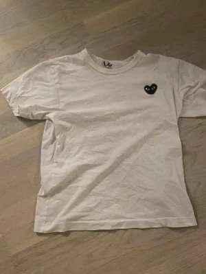 Vit t-shirt Comme des Garçons Play - Finns ett litet hål som kan skickas bild på innan köp.