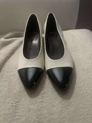 Beige pumps  med låg klack skinn - Snygga beige pumps med låg klack 