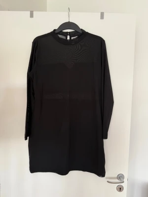 Klänning svart mesh  - Storlek XL. Möjligtvis använd någon enstaka gång. 