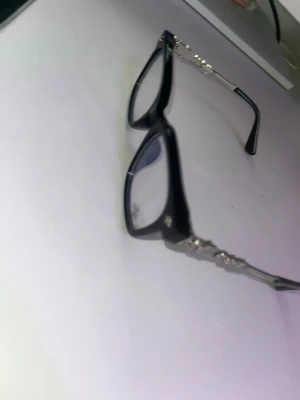 Chrome heart glasögon - Köpte för 130 USD från en webbsida vet inte om den är äkta eller ej. Men den Har äkta bluelight i dem ser äkta ut. Annars jätte fina får komplimanger i dem.