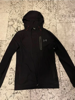 Under armour jacka  - Säljer en sällsynt under armour jacka i väldigt bra skick. Den säljs ej längre och är nog svår och hitta i denna storlek i detta skick priset kan nog förhandlas lite 