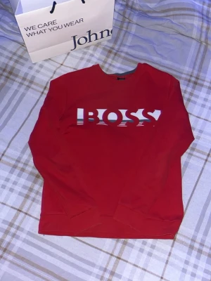 Röd BOSS sweatshirt med tryck - Riktigt fet Boss tröja ÄKTA väldigt sparsamt använd bara att höra av dig vid frågor