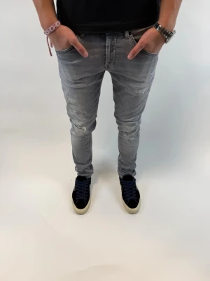 Dondup Jeans George  - Dondup Jeans George! Trendigaste jeansen på marknaden.  Ny pris= 4000 kr Säljs för= 1199 kr (Modellen har original slitningar från fabrik vilket är väldigt eftertraktat och populärt)