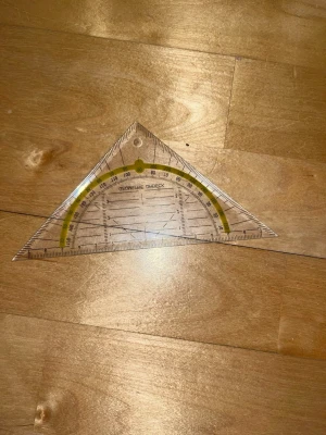 Kolmioviivain - Jonkun verran käytössä ollut kolmioviivain. Edelleen hyvä kuntoinen, ei moitteita. Eläintalous MMM Katsothan myös muut ilmoitukseni Tarjoa 