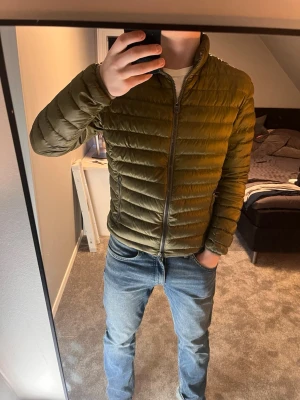 Colmar jacka  - Det Colmar jacka i grön färg💚. Modellen är 181, 77kg. Hör av er vid frågor och fundering mm. Pris ej hugget i sten så hör av er.