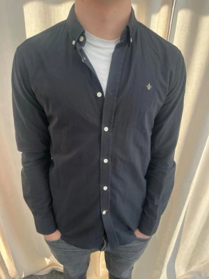 Morris skjorta - Riktigt snygg skjorta från Morris. Strl M, personen på bilden är 184 cm lång. Mycket bra skick. Skicka gärna prisförslag. Kika in min profil för mer schyssta plagg