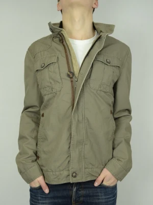 Massimo Dutti Fieldjacket  - MASSIMO DUTTI FIELDJACKET Storlek : L Passform : Normal Användning : Jackan är i ett fint skick utan defekter Nypris : Cirka 1500SEK Modellen på bilden : 182CM och väger 77KG