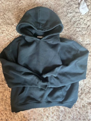 Mörkblå hoodie från 157 - En stilren mörkblå hoodie från 157 med klassisk huva och magficka. Tillverkad i mjukt material som känns skönt mot huden. Perfekt för dig som gillar en enkel och avslappnad look. Ribbade muddar vid ärmslut och nederkant för extra komfort. Säljer då jag behöver en mindre storlek 🤍nästintill oanvänd