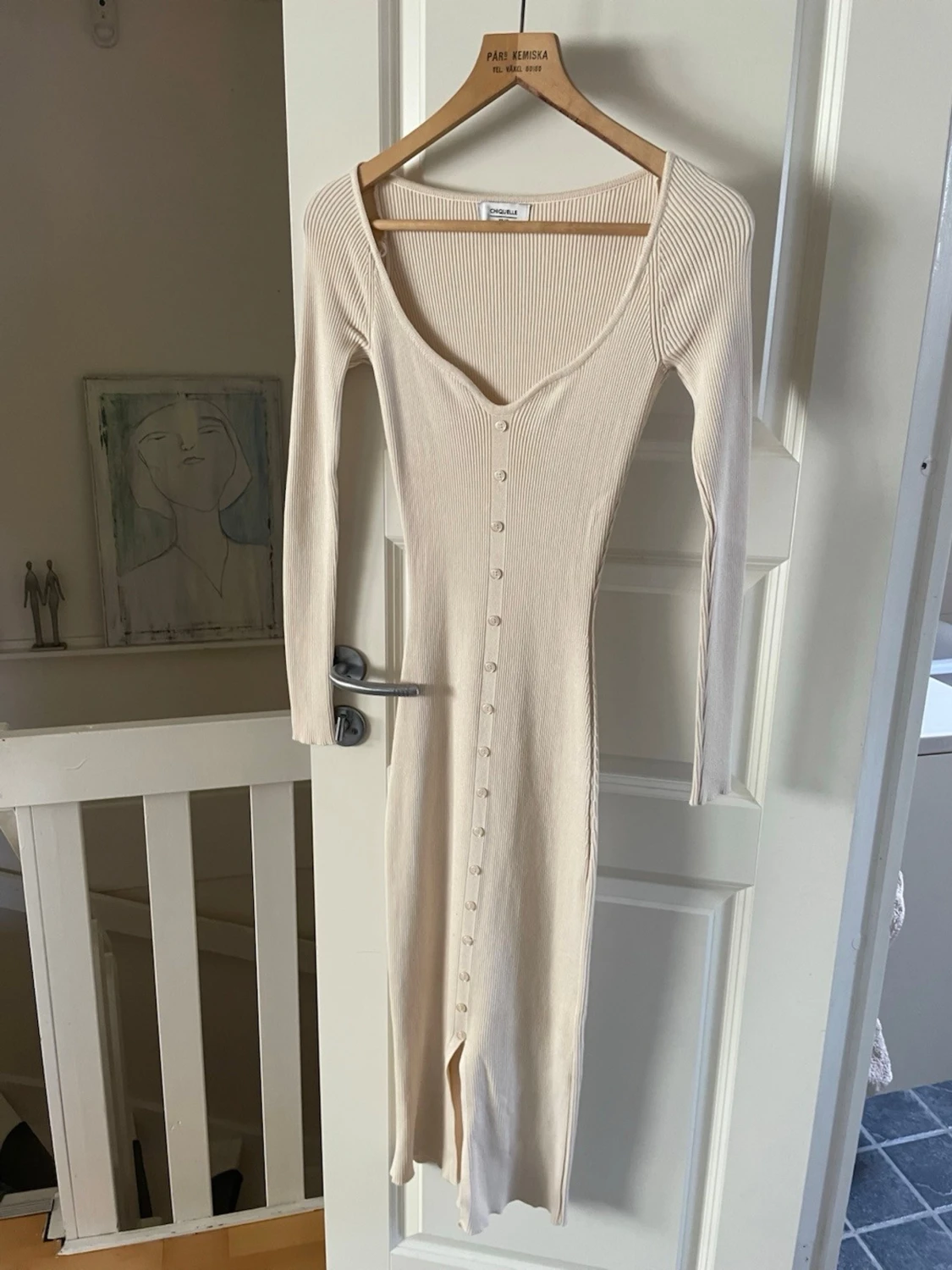 Lång ribbad klänning i beige
