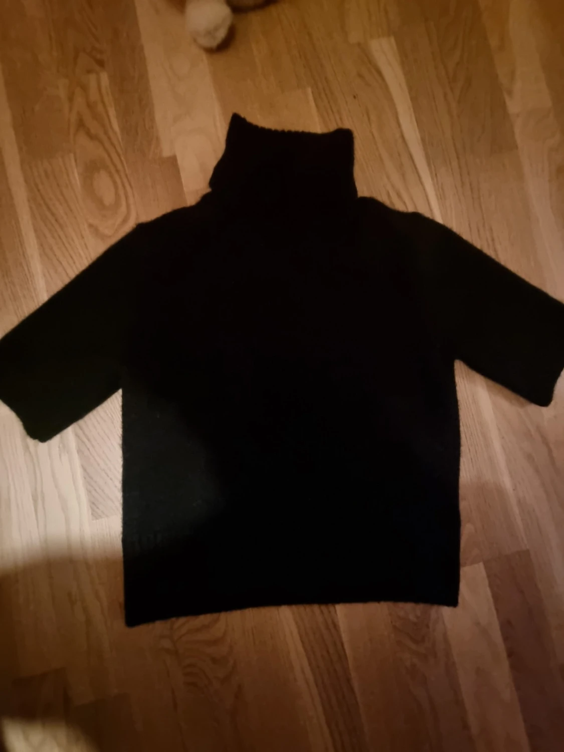 Stickad topp med polokrage - 1