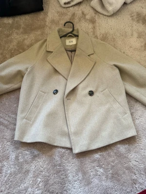 Beige kort coat från JDY - Stilren beige kort coat från JDY. Strl S