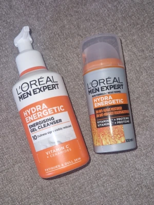 Hydra Energetic 2-pack Hudvårdskit  - Säljer ett kit helt nya och oöppnade hudvårdsprodukter från L’Oréal Men Expert – Hydra Energetic-serien. • Energising Gel Cleanser (ansiktstvätt) • 24H Anti-Fatigue Moisturiser (ansiktskräm) Passar perfekt för trött och glåmig hud – innehåller vitamin C som ger huden en fräschare look. Går att använda tjej som kille! 