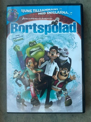 Bortspolad DVD - Bortspolad (Flushed Away) DVD från DreamWorks och Aardman. Filmen har svenskt tal och text. Produktionsår 2006. Speltid 1 timme 21 minuter. Rekommenderas från 7 år.  Finns på språk: Svenska, Engelska, Finska    OBS!! skivorna är begagnade så det kan förekomma repor/hairlines på skivorna, men då jag kollar igenom alla filmer jag säljer garanterar jag att alla funkar felfritt om inget annat står! :)
