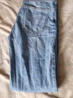 Ljusblå jeans från Stradivarius - Säljer ett par ljusblå jeans från Stradivarius i klassisk femficksmodell. Jeansen har raka ben.