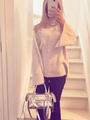 polo tröja  - säljer min superfina beige/gråa polo tröja hör av er om intresset finns 💕