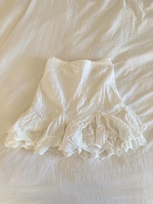 Vit volangkjol  - Söt volangkjol med spets/broderi, säljer då den inte är min storlek. Nästan aldrig använd