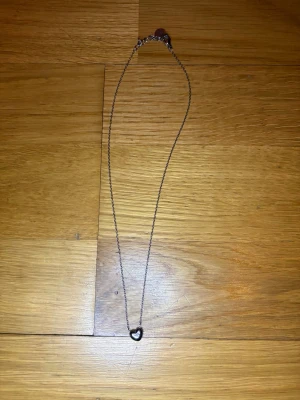 Edblad hjärta halsband silver  - ”Barley Necklace Silver”  Dekorationens storlek 8x8 mm, justerbar längd 42-45 cm Blankt rostfritt stål Nickelsäkert Vattentålig. Artikelnummer: 120077