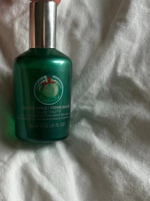 Glazed Apple Eau de Toilette BodyShop - Grön parfymflaska från The Body Shop med doften Glazed Apple. Mer än halva kvar, se andra bilden 