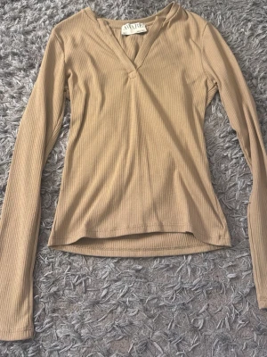 Beige topp AWARE - Beige långärmad topp köpt på vero moda 💕