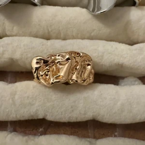 Guldfärgad ring med abstrakt design - Säljer en unik guldfärgad ring med en cool abstrakt design. Ringen har en skulptural form som verkligen sticker ut och ger en modern touch till vilken outfit som helst. Perfekt för både vardag och fest!