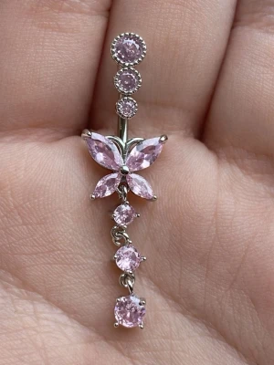 💖NY Oanvänd navelpiercing med rosa stenar  i 304 rostfritt stål 💖 - 🔥 ERBJUDANDE: Få 30% rabatt när du köper 2 valfria piercingar! 🔥  Passa på att fynda och uppdatera din smyckessamling 💖 Skicka ett meddelande vid intresse eller frågor!