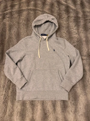 Grå hoodie från Polo Ralph Lauren - Säljer denna feta gråa polo Ralph lauren hoodien i storlek S(175 cm ish). Passar riktigt fint till sommaren. Skriv om det minsta lilla😃pris kan diskuteras vid snabb affär 