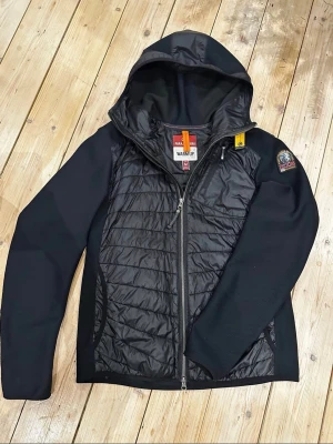 Parajumper jacka - Tjena!! Säljer en sparsamt använd jacka åt min kompis. Kom med bud!!! Skriv vid fler frågor o bilder!!