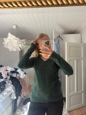 Mörkgrön stickad tröja V-ringad - Snygg stickad tröja men säljer då  jag inte har användning av den längre🩷köpare står för frakt!
