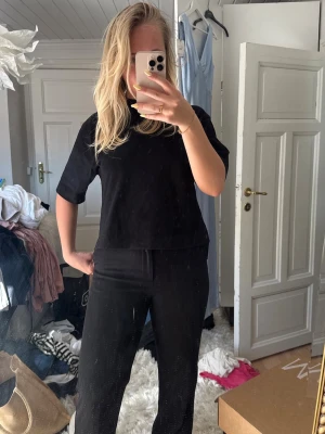 Svarta mid kostymbyxor  - Säljer dessa kostymbyxor från Lindex då dem inte passar mig längre, medelhög midja med flare/bootcut🩷köpare står för frakt 