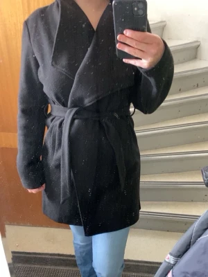 Vero moda kappa - Svart vero moda kappa. Knappt använd.