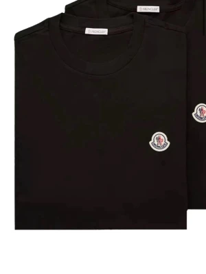 Svart Moncler t-shirt med logga - Snygg svart t-shirt från Moncler med klassisk rund hals och liten Moncler-logga på bröstet. Tillverkad i mjuk bomull för en skön känsla och enkel stil som funkar till allt.