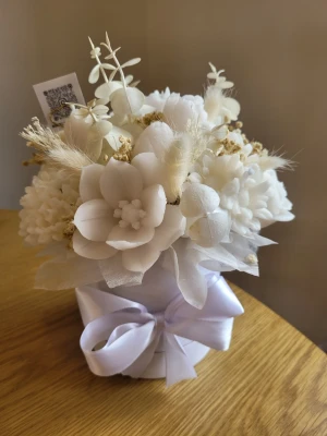 Ljusbukett vit - Alla blommor är små ljus svag doft av green apple stl s på boxen