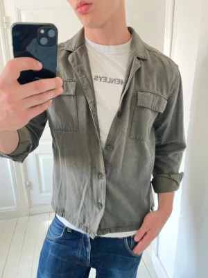 Overshirt these glory days  - Overshirt these glory days - lite unik passform. Kolla gärna taggen med modellen. Inga defekter! Modellen i bilderna är 180 cm 75 kg och bär Storlek L passar mer M , Kom med frågor! 🌟 (Kan gå ned i pris vid köp av paket 😉) 