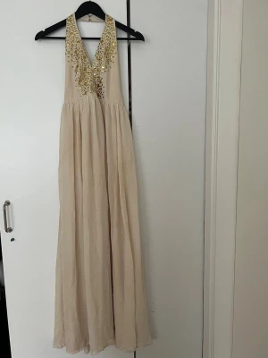 Beige långklänning med broderi - Minns inte vad det är för storlek då jag klippt av lappen , men passar mig som är en Xs/S Behöver nog en tvätt utöver det mycket fint skick