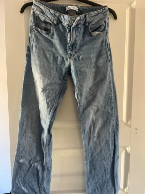 Ljusblå raka jeans  - Säljer ett par ljusblå jeans från Zara med rak passform. Säljer då de inte kommer till användning