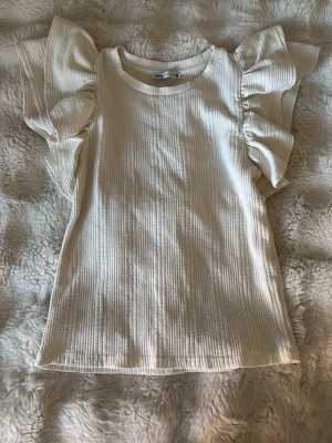 Vit sött topp från Zara med volanger. - Sött topp från Zara. 