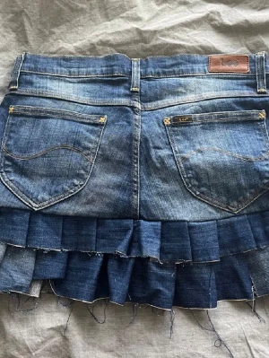 Jeanskjol - Säljer min jätte fina jeanskjol från lee då den inte kommer till så mycket användning, hör gärna av vid intresse💞