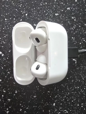 Vita trådlösa hörlurar med laddetui - Säljer ett par vita trådlösa in-ear hörlurar från Apple med laddningsetui. Hörlurarna har en stilren och kompakt design i blank plast och laddas via USB-C. Perfekta för musik, poddar och samtal på språng.