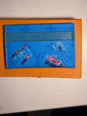  korthållare -  Tillverkad i tåligt läder med flera fack för kort. Perfekt  för dig som vill ha något unikt och färgglatt i fickan. Riktigt snygg plånbok 