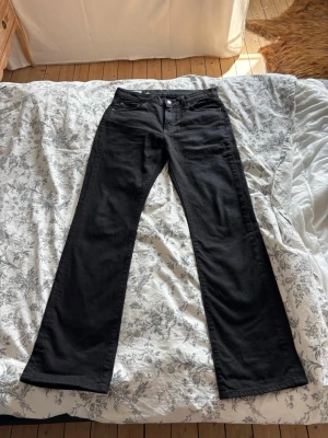 Levis 527 - Ett par svarta levis 527 (slim bootcut). Helt nya har bara använt dom 2-3 gånger så inga defekter alls, blev fel storlek för mig så säljer dessa för att köpa ett nytt par. storlek W30 L32. Skriv om ni har frågor