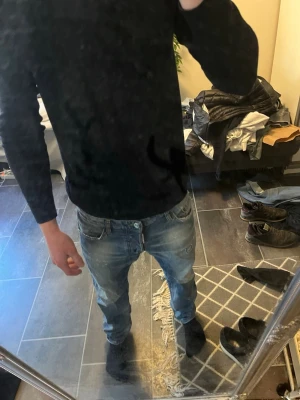 Dsquared2 jeans - Äkta som jag förstod det då hon sa de var köpta på kids brand store förut, aldrig använda av mig men finns tecken på användning. Sjukt snygg ljusblå färg med fräscha fades. Snygga slitningar och inga defekter. Storlek 16 years old skulle säga passformen mera är straight. Modellen på bilden är ca 177 och väger 64 kg. Bara skriva ifall det finns funderingar!