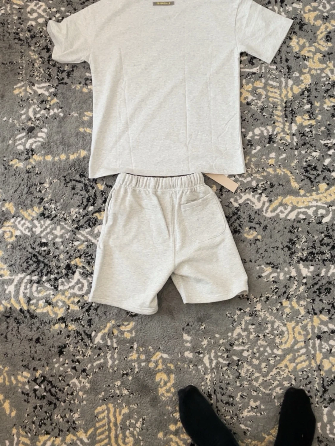 Grått Essentials set med t-shirt och shorts