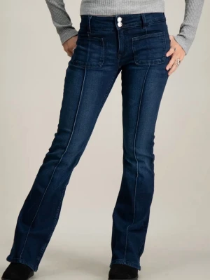 Mörkblå bootcut jeans med fickor - För små för mig. Hör av er om ni har frågor. 