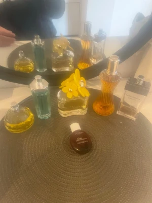 Parfymer❤️ - Marc Jacobs ca 50ml kvar. Dolce&Gabbana ca 20ml kvar. Samba ca 95ml kvar. Bi*es 45ml kvar. The body shop ca 35ml ivar. Clarins Aroma 15ml kvar. Allt för 890kr❤️ 