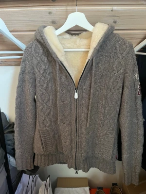 Abercrombie & fitch hoodie - Snygg hoodie i mycket bra skick inga defekter. Strl s/xs. 