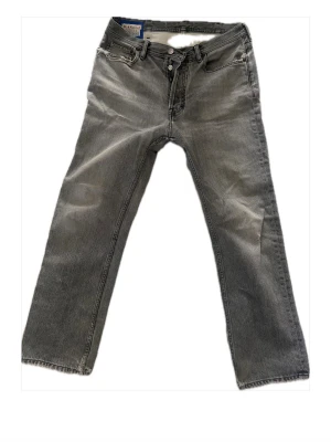 Grå jeans från Blå Konst - Snygga grå jeans från Blå Konst med rak passform och klassisk femficksdesign. Tillverkade i Italien och har en cool tvättad look. Perfekta för dig som gillar stilrena och trendiga jeans.