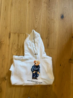 Ralph lauren bear hoodie - Snygg Ralph lauren hoodie men den klassiska björnen på passar ungefär 170cm,måtten ser ni på bild 2 och 3, kontakta mig vid minsta funderingar