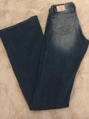 Blåa cutoff jeans från Gina Tricot - Säljer ett par blåa 14+ xtra low cutoff jeans från Gina Tricot. Jeansen har låg midja och är i storlek S TALL. Säljer jeansen eftersom den tyvärr inte passade, prislapp är kvar💕💕