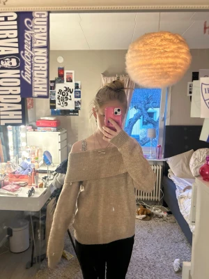 Beige off shoulder stickad tröja - Säljer en beige stickad tröja med bred ribbad off shoulder-krage. Tröjan har långa ärmar och ribbade muddar vid ärmslut och nederkant. Perfekt för dig som gillar en avslappnad men trendig stil. Tror att den är ifrån hm eller lindex, pris kan diskuteras!💗