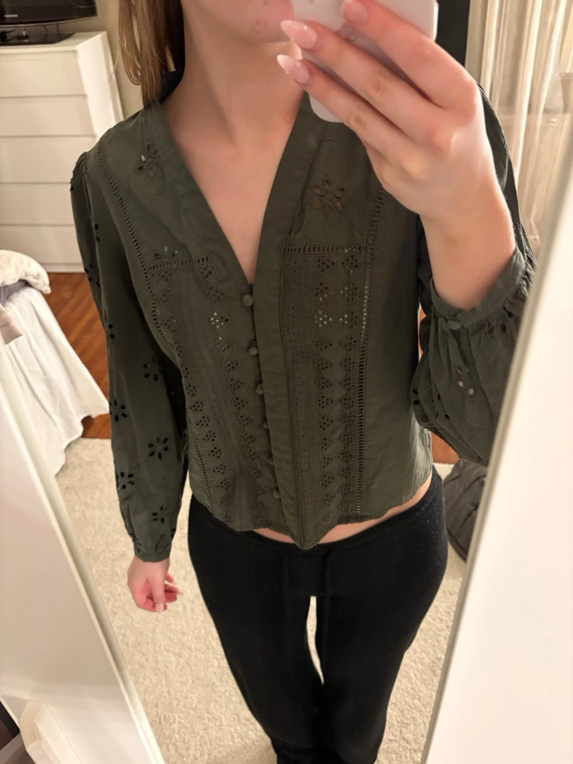 Olivgrön blus med broderade detaljer - 1